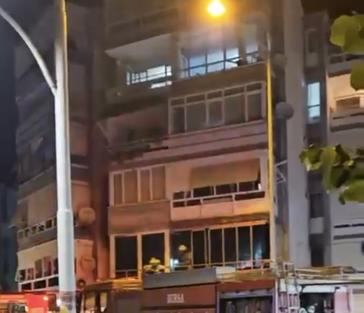 Bursa’nın Gemlik ilçesinde bir sitedeki binada çıkan yangın, itfaiye ekiplerinin