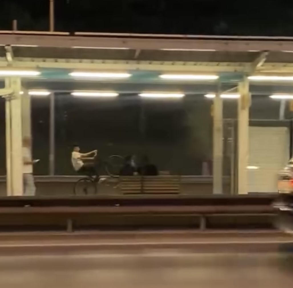 Bursa'da bir bisikletli, şehir içi raylı sistemin istasyonuna girerek, tek