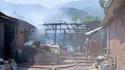 Bursa'nın İnegöl ilçesinde mobilya imalathanesinin depo kısmında yangın çıktı.
