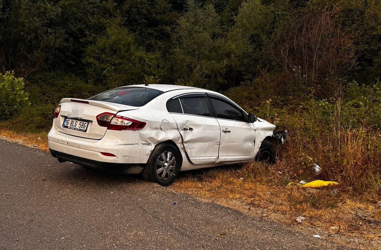Bursa'nın İnegöl ilçesinde meydana gelen kazada kamyonetin sıkıştırması sonucunda otomobil