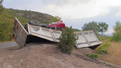 Bursa'nın İnegöl ilçesinde kum yüklü tırın yağış nedeniyle kayganlaşan yolda