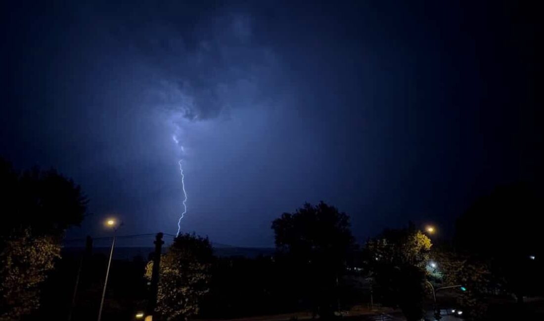 Bursa’da gece karanlığı, ardı arkası kesilmeyen şimşeklerle aydınlandı.
