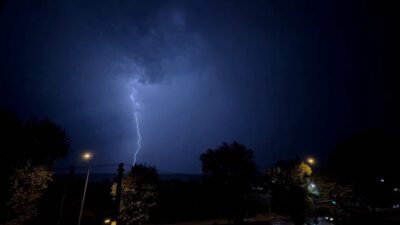 Bursa’da gece karanlığı, ardı arkası kesilmeyen şimşeklerle aydınlandı.
