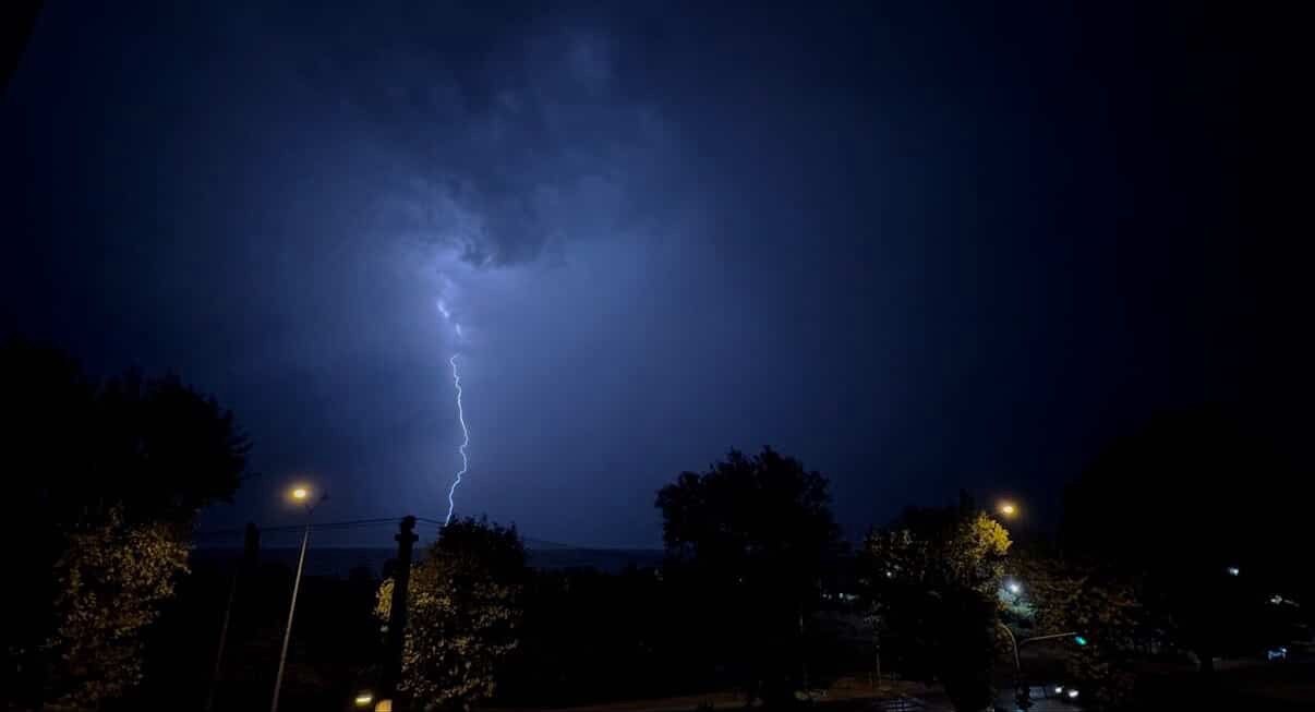Bursa’da gece karanlığı, ardı arkası kesilmeyen şimşeklerle aydınlandı.