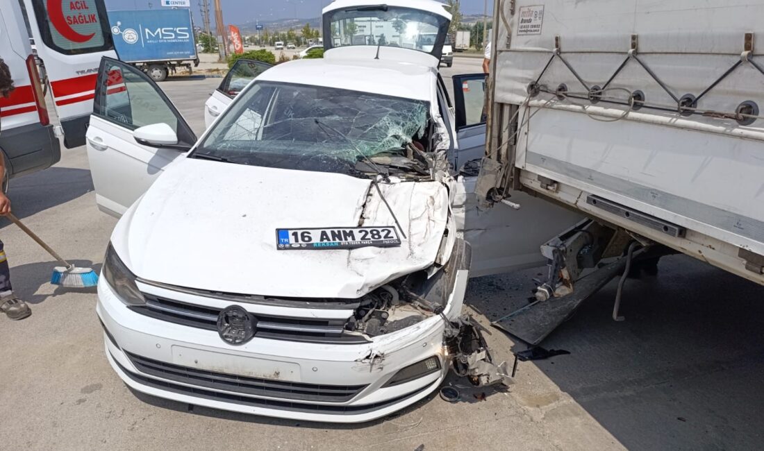 Bursa'nın İnegöl ilçesinde meydana gelen kazada sürücüsünün kontrolünden çıkan otomobil