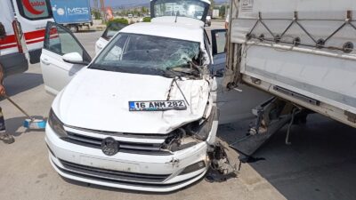 Bursa'nın İnegöl ilçesinde meydana gelen kazada sürücüsünün kontrolünden çıkan otomobil