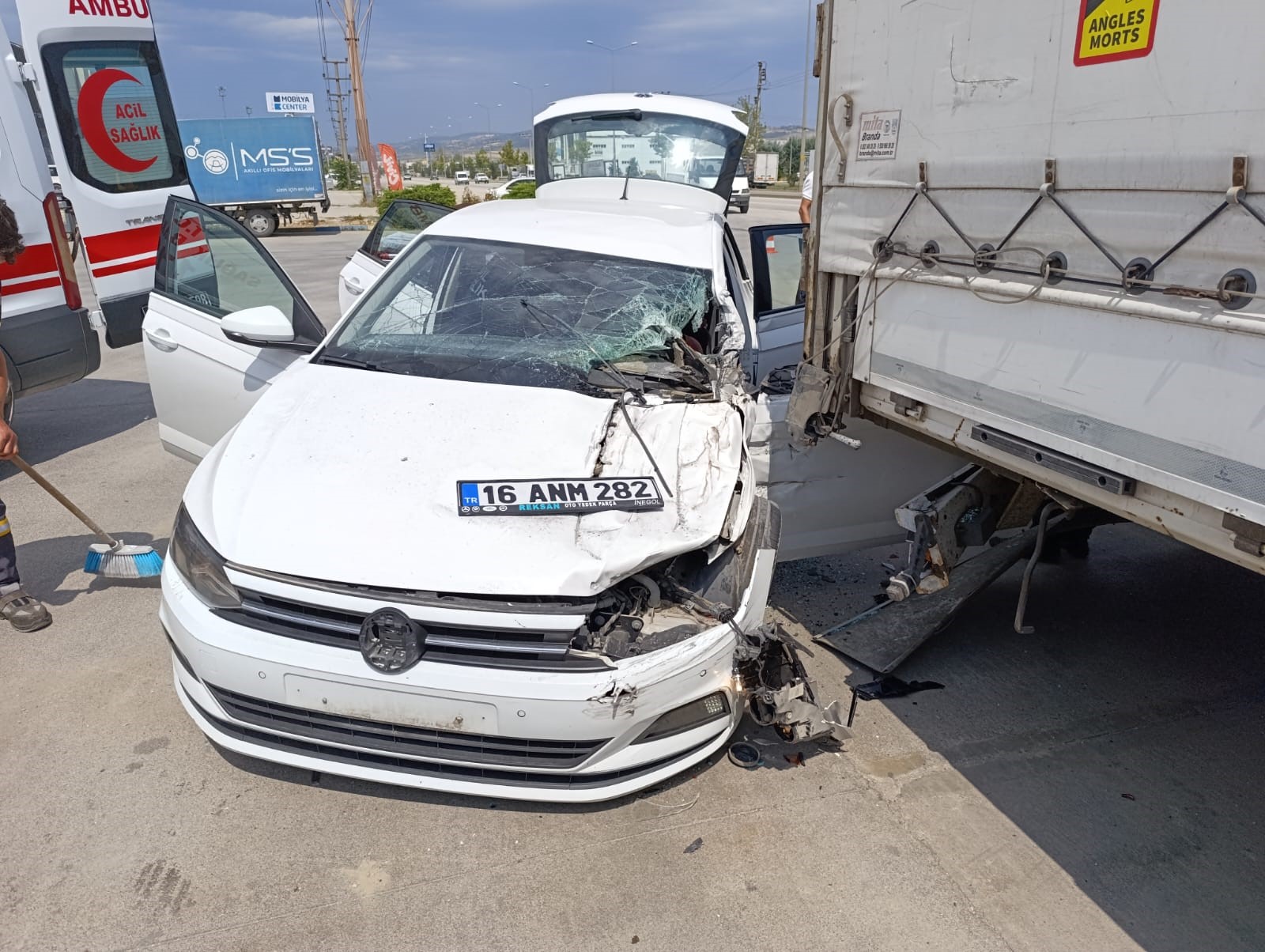 Bursa'nın İnegöl ilçesinde meydana gelen kazada sürücüsünün kontrolünden çıkan otomobil