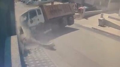 Bursa'nın İnegöl ilçesinde freni patlayan kum yüklü kamyon, sitenin duvarına