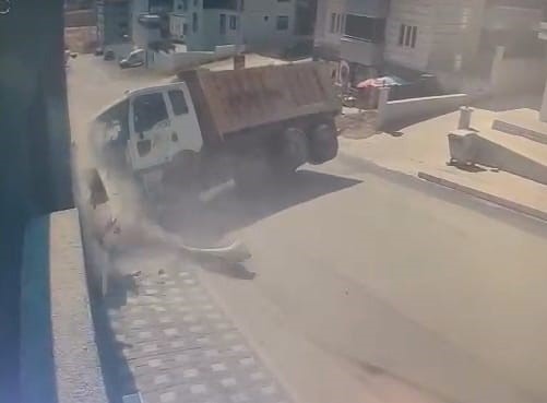 Bursa'nın İnegöl ilçesinde freni patlayan kum yüklü kamyon, sitenin duvarına