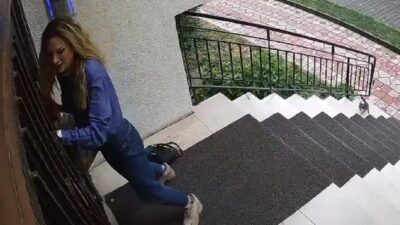 Bursa'da işe gitmek için evden çıkan kadın, karşısında minik kedileri