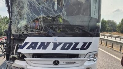  Bursa'nın İnegöl ilçesinde tır ile yolcu otobüsü kaza yaptı.