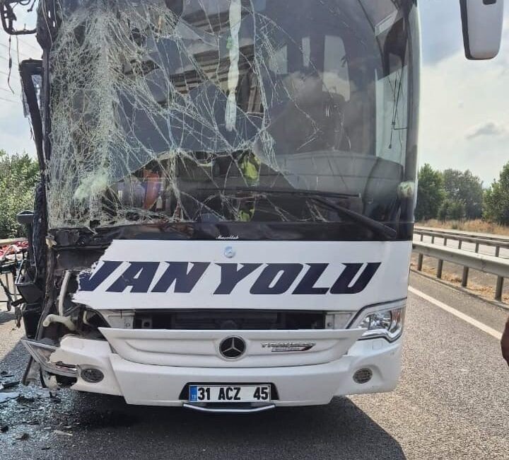  Bursa'nın İnegöl ilçesinde tır ile yolcu otobüsü kaza yaptı.