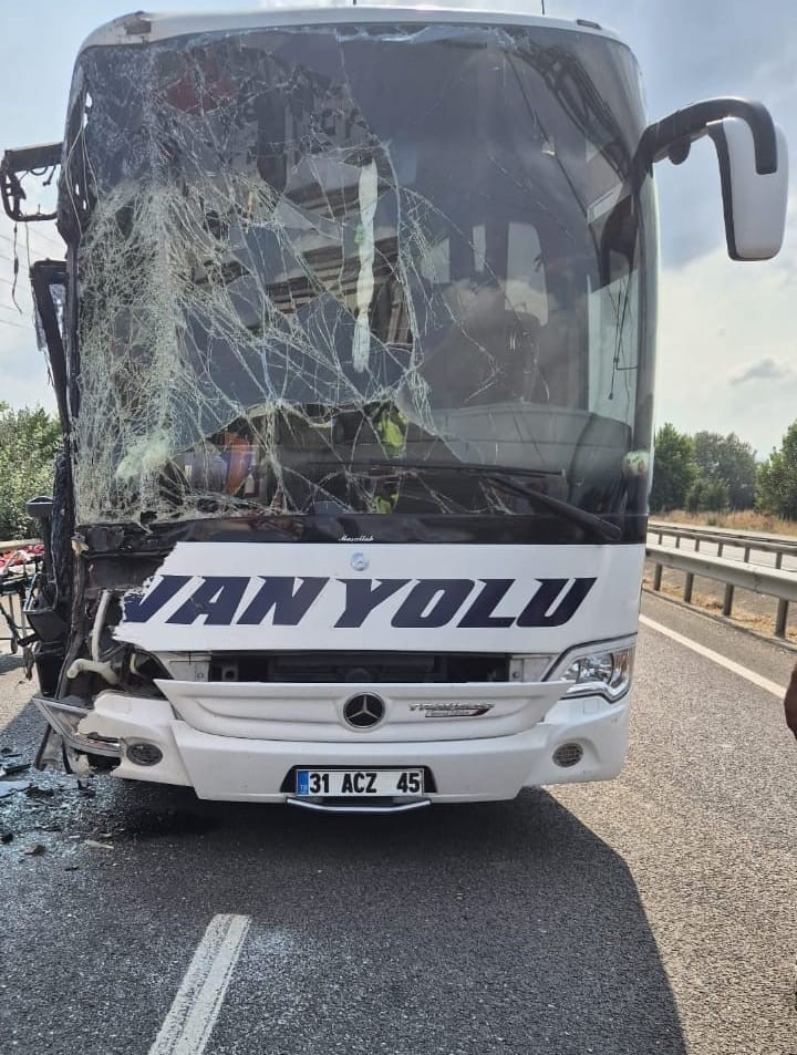  Bursa'nın İnegöl ilçesinde tır ile yolcu otobüsü kaza yaptı.