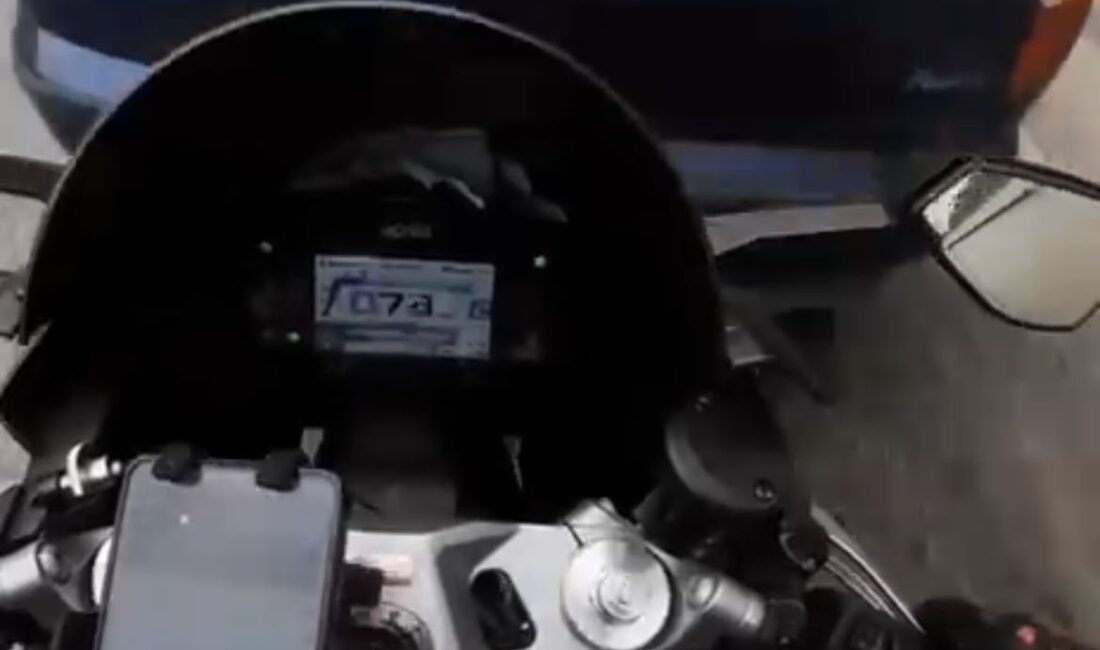 Bursa'da trafikte seyir halinde olan motosikletli, aniden önüne kıran otomobile