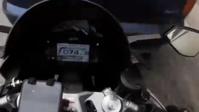 Bursa'da trafikte seyir halinde olan motosikletli, aniden önüne kıran otomobile