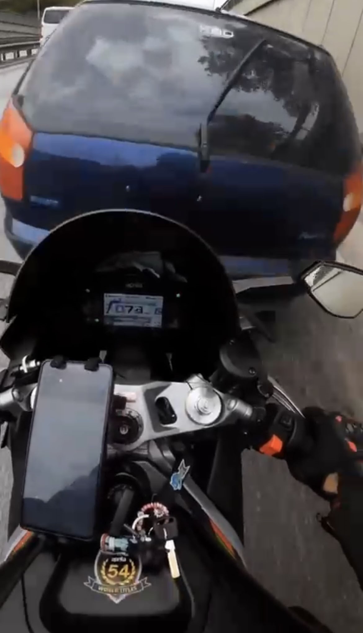 Bursa'da trafikte seyir halinde olan motosikletli, aniden önüne kıran otomobile
