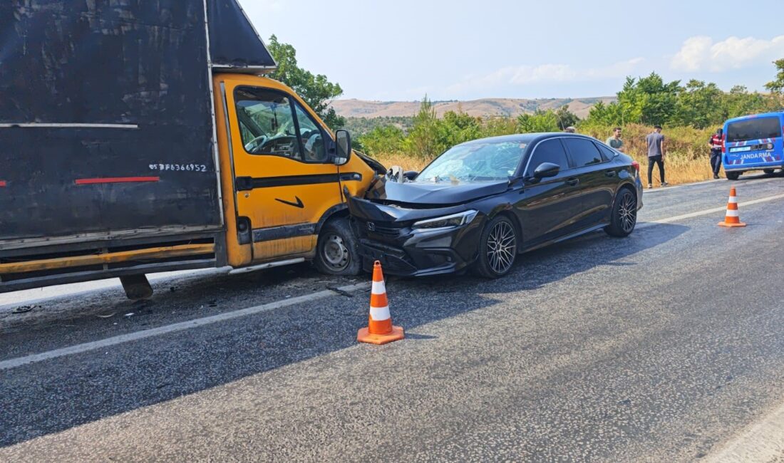  Bursa'nın İnegöl ilçesinde, otomobil ile kamyonetin kafa kafaya çarpıştığı