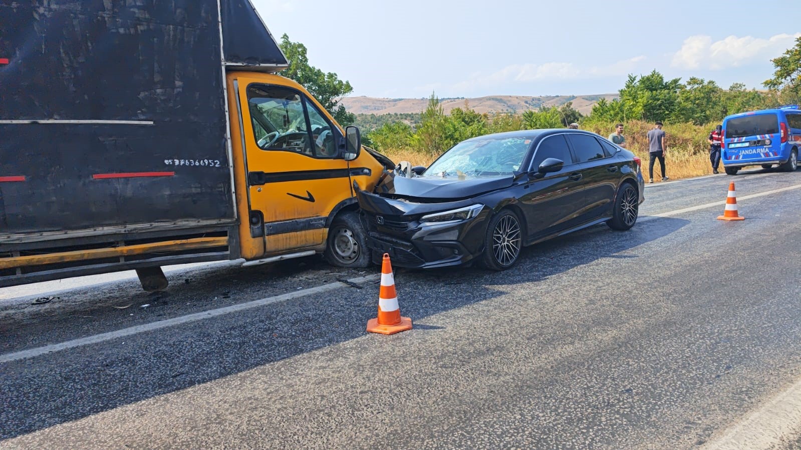  Bursa'nın İnegöl ilçesinde, otomobil ile kamyonetin kafa kafaya çarpıştığı