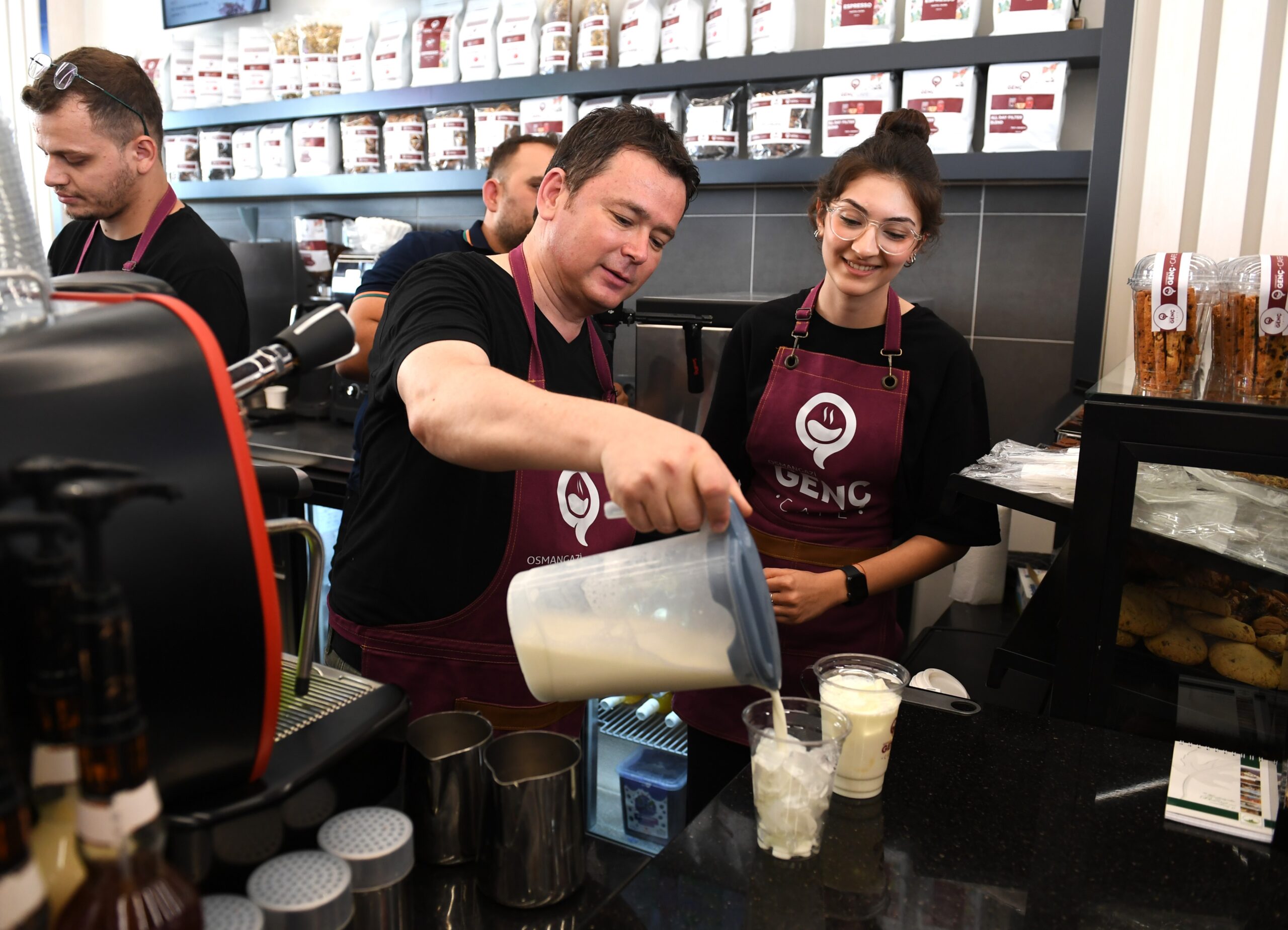 Bursa’da gençlerin yeni buluşma noktası haline gelen "Genç Kafe", uygun