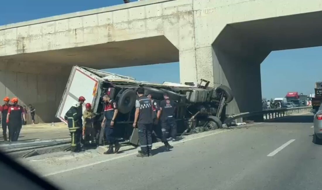 Bursa’nın Mustafakemalpaşa ilçesinde fireni patlayınca köprü ayaklarına çarpan kamyonun sürücüsü