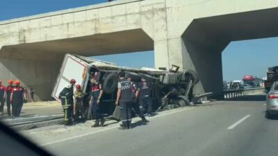Bursa’nın Mustafakemalpaşa ilçesinde fireni patlayınca köprü ayaklarına çarpan kamyonun sürücüsü
