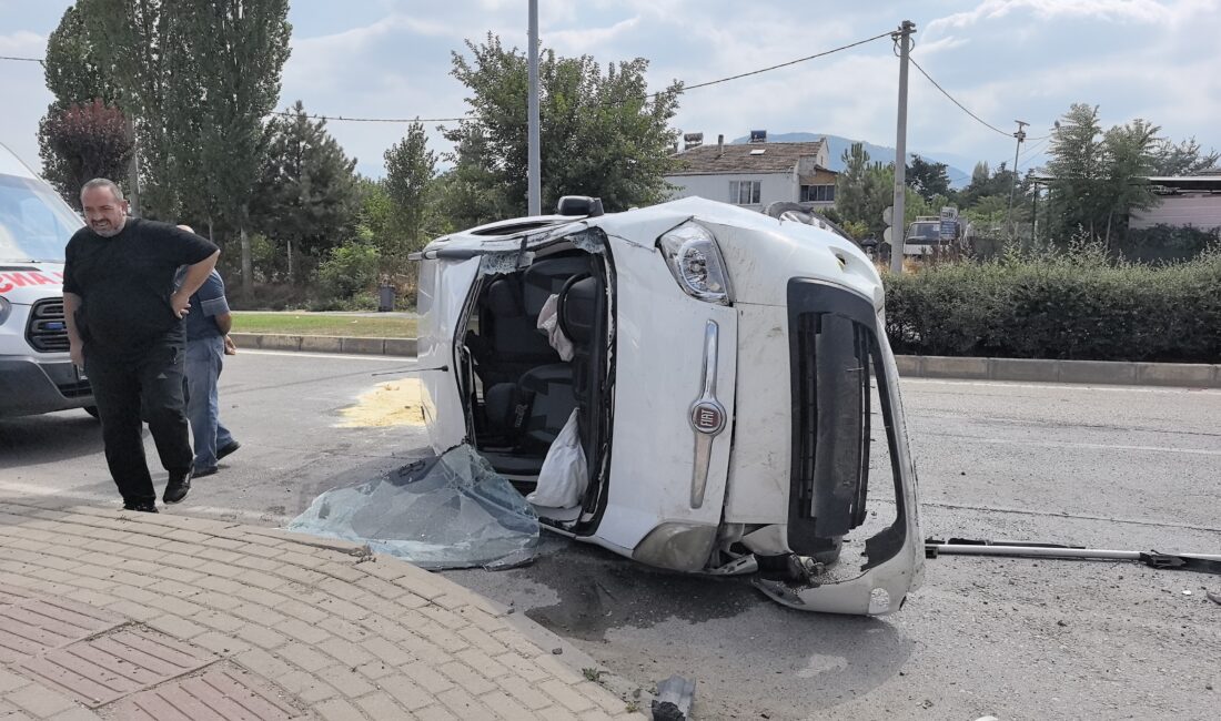 Bursa'nın İnegöl ilçesinde meydana gelen kazada kontrolden çıkan hafif ticari