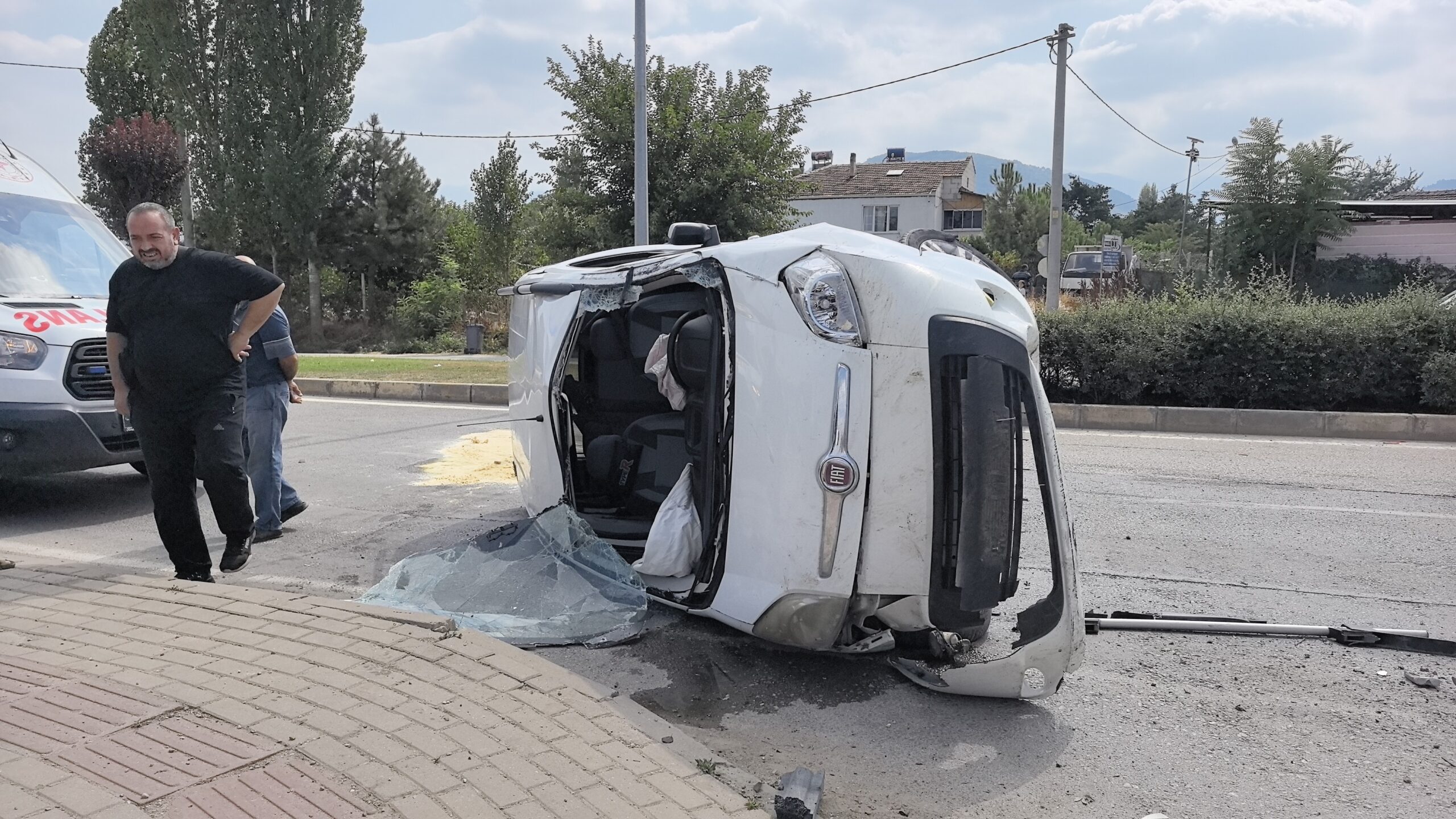Bursa'nın İnegöl ilçesinde meydana gelen kazada kontrolden çıkan hafif ticari
