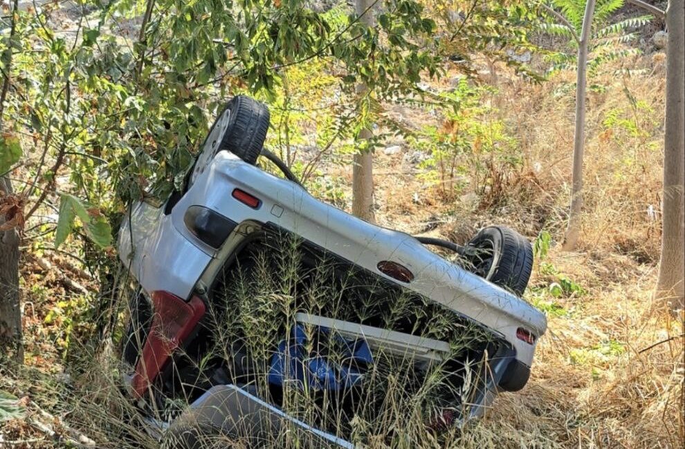 Bursa'nın Mudanya ilçesinde uçuruma yuvarlanan otomobilin sürücüsü yaralandı.
