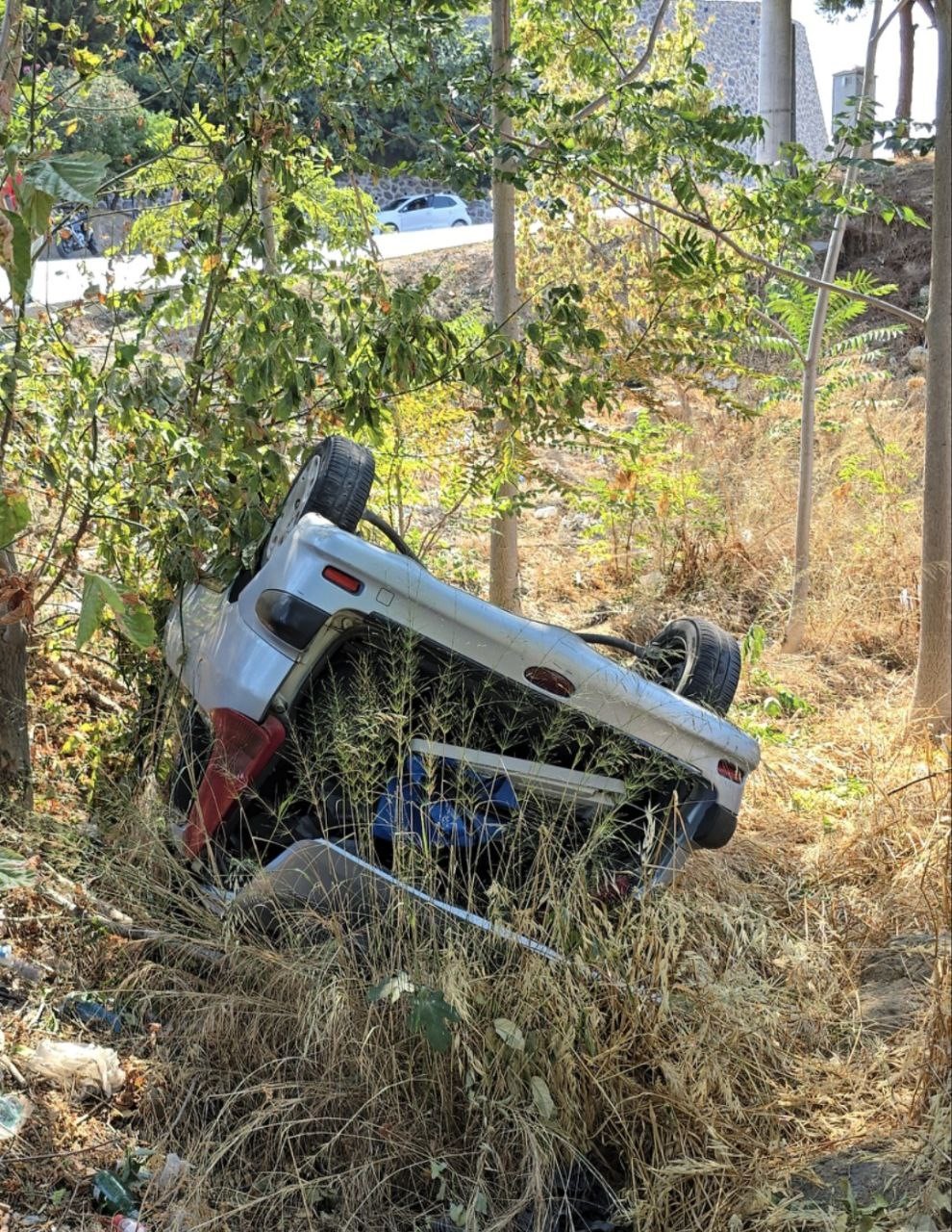 Bursa'nın Mudanya ilçesinde uçuruma yuvarlanan otomobilin sürücüsü yaralandı.
