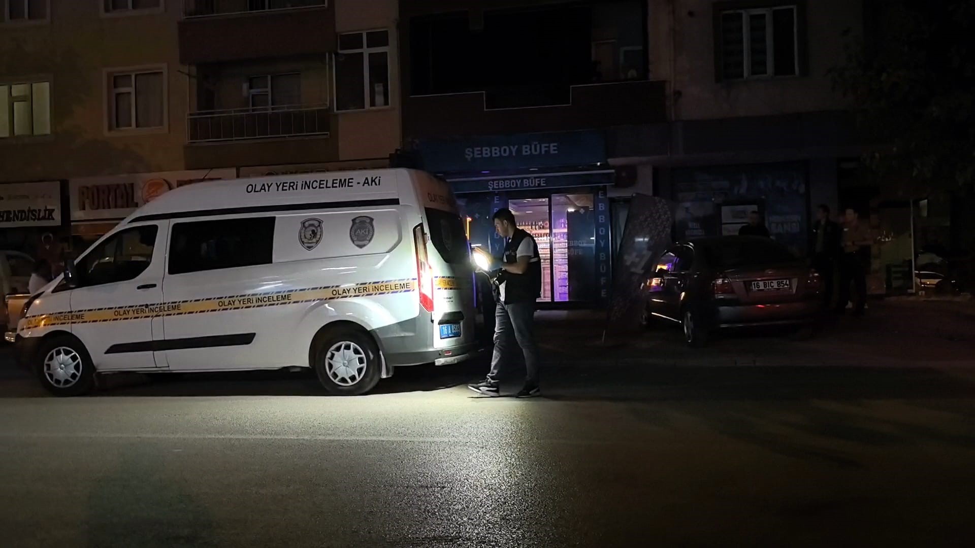 Bursa'nın İnegöl ilçesinde faaliyet gösteren bir tekel bayisine araçtan silahlı