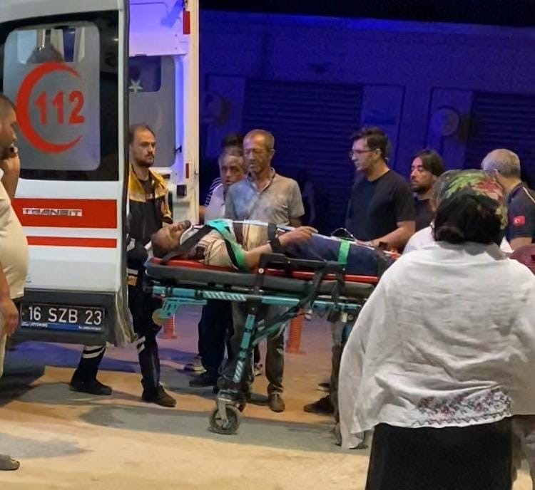 Bursa'nın İnegöl ilçesinde devrilen traktörün sürücüsü ağır yaralandı.

