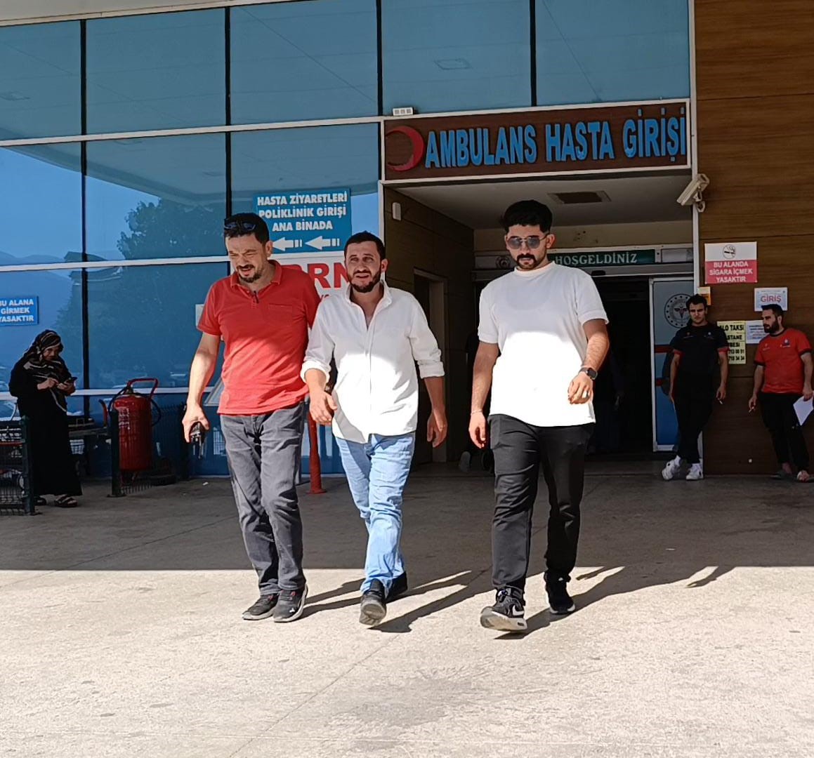 Bursa'nın İnegöl ilçesinde gece saatlerinde otomobille gelip bir büfeye tabancayla