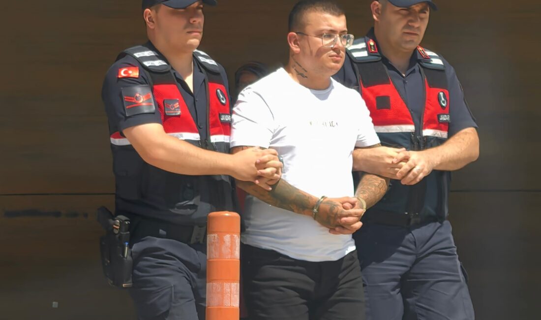 Bursa'nın İnegöl ilçesinde bir mobilya fabrikasının önünde yaşanan olayda, tartışan