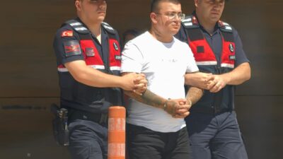 Bursa'nın İnegöl ilçesinde bir mobilya fabrikasının önünde yaşanan olayda, tartışan