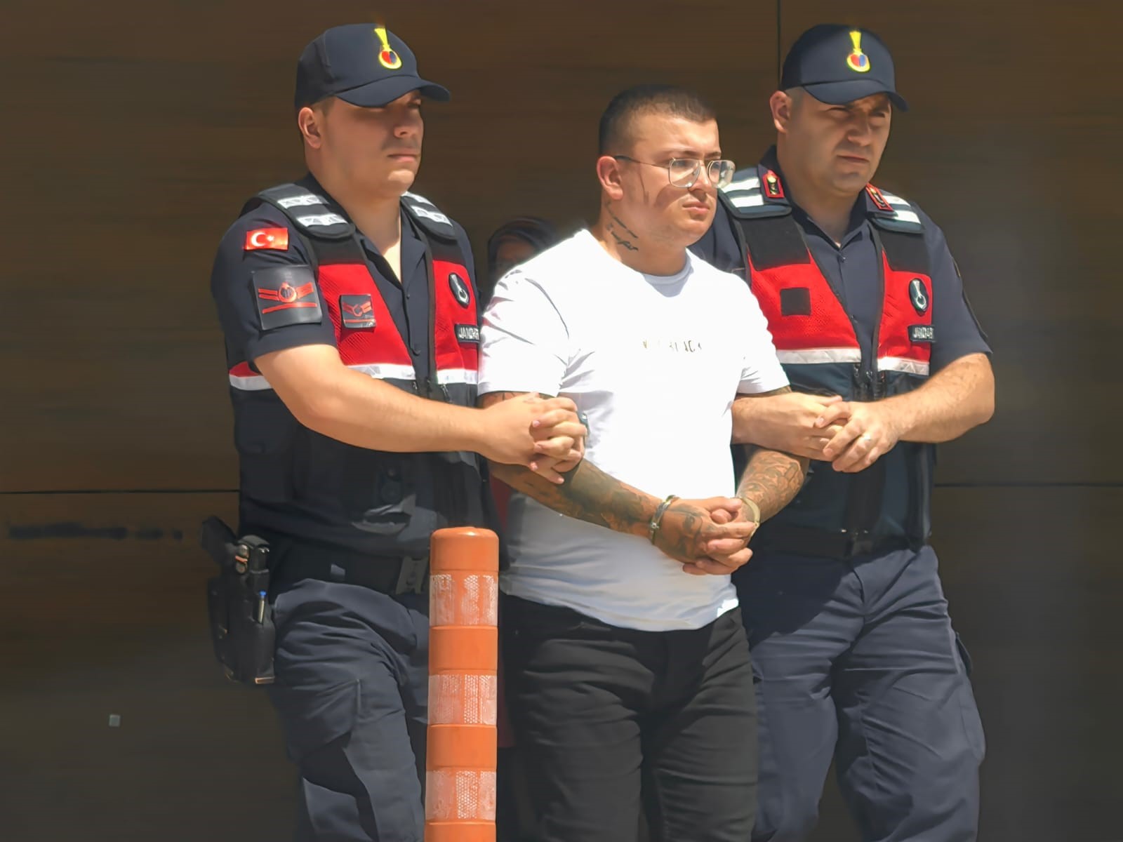 Bursa'nın İnegöl ilçesinde bir mobilya fabrikasının önünde yaşanan olayda, tartışan