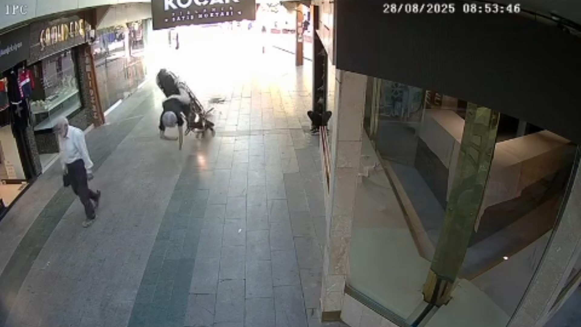 Bursa’nın İnegöl ilçesinde rögara çarpan motosiklet taklalar attı. Sürücü yaralanırken,