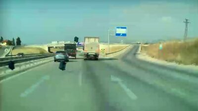 Bursa’dan İzmir yönüne seyreden bir kamyondan yola savrulan boş meyve-sebze