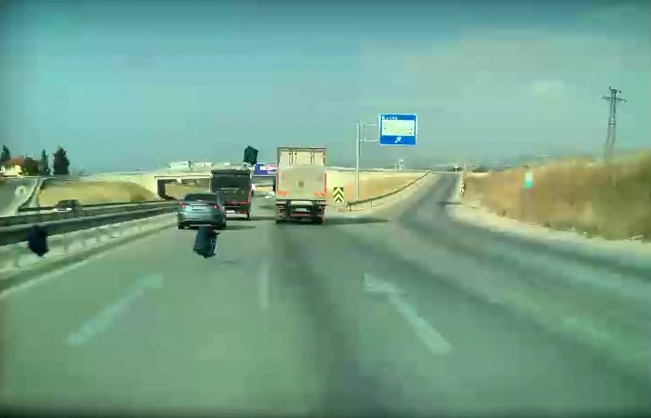 Bursa’dan İzmir yönüne seyreden bir kamyondan yola savrulan boş meyve-sebze