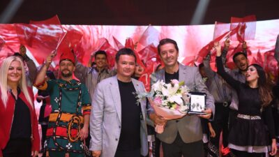 Osmangazi Belediyesi’nin 30 Ağustos etkinlikleri kapsamında sahneye çıkan Halk Dansları