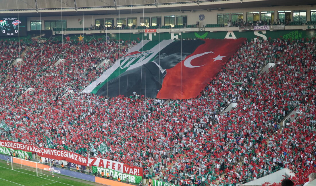 Bursaspor, Zafer Bayramı’nda tribünleri hınca hınç dolduran 44 bin taraftarı