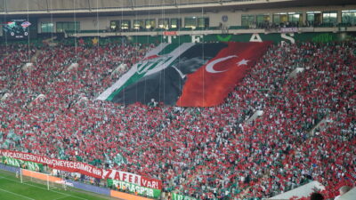 Bursaspor’un 1461 Trabzon FK maçı öncesi ve anı YouTube’da: Sahaya çıkışın öyküsü yayında! Bursaspor’un 1461 Trabzon FK maçı öncesi ve maç anına dair