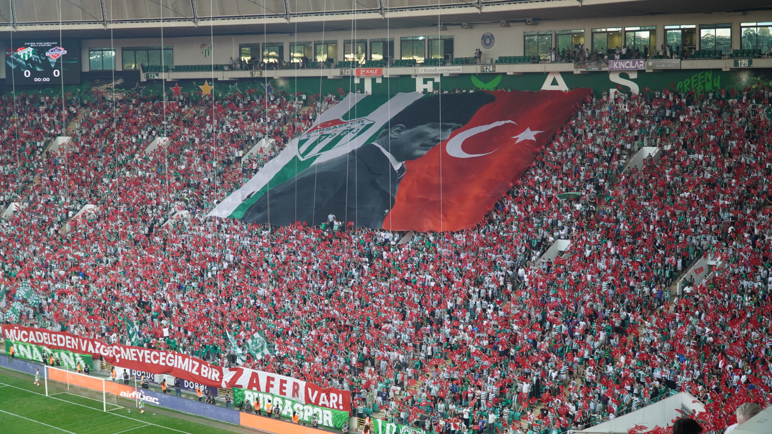 Bursaspor, Zafer Bayramı’nda tribünleri hınca hınç dolduran 44 bin taraftarı