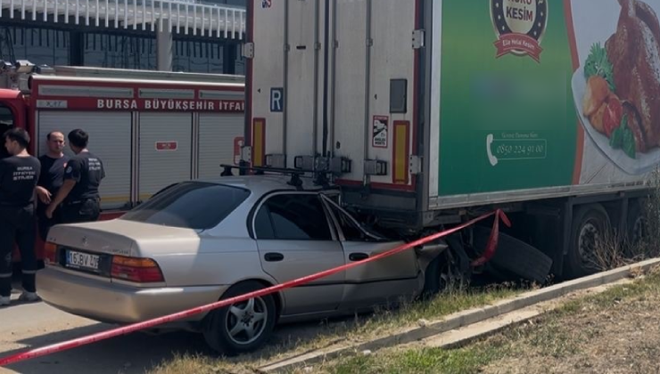 Bursa'da seyir halindeki otomobilin park halindeki TIR'a arkadan çarpması sonucu