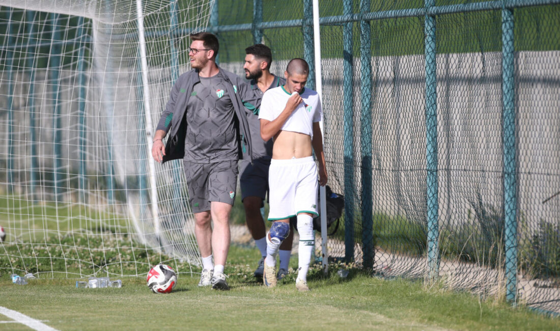 Bursaspor’un Şanlıurfaspor ile oynadığı antrenman maçının 8. dakikasında dizinden sakatlanarak