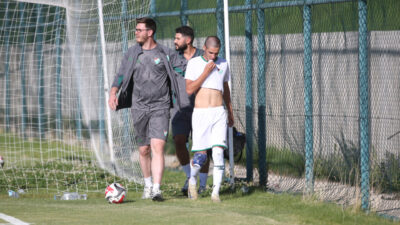 Bursaspor’un Şanlıurfaspor ile oynadığı antrenman maçının 8. dakikasında dizinden sakatlanarak