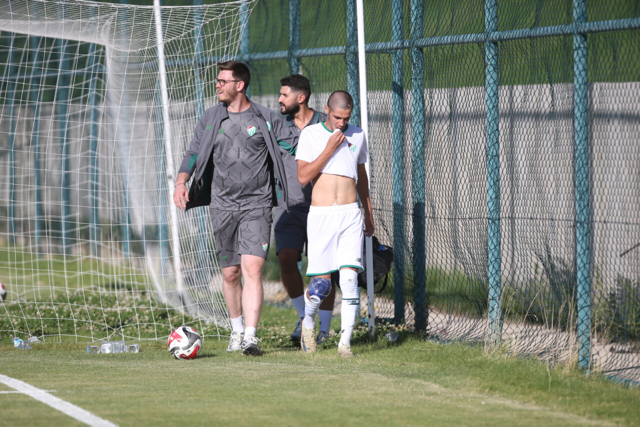 Bursaspor’un Şanlıurfaspor ile oynadığı antrenman maçının 8. dakikasında dizinden sakatlanarak