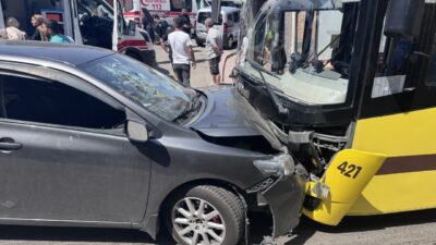 Bursa'da belediye otobüsü ile otomobilin çarpıştığı kazada 6 kişi yaralandı.