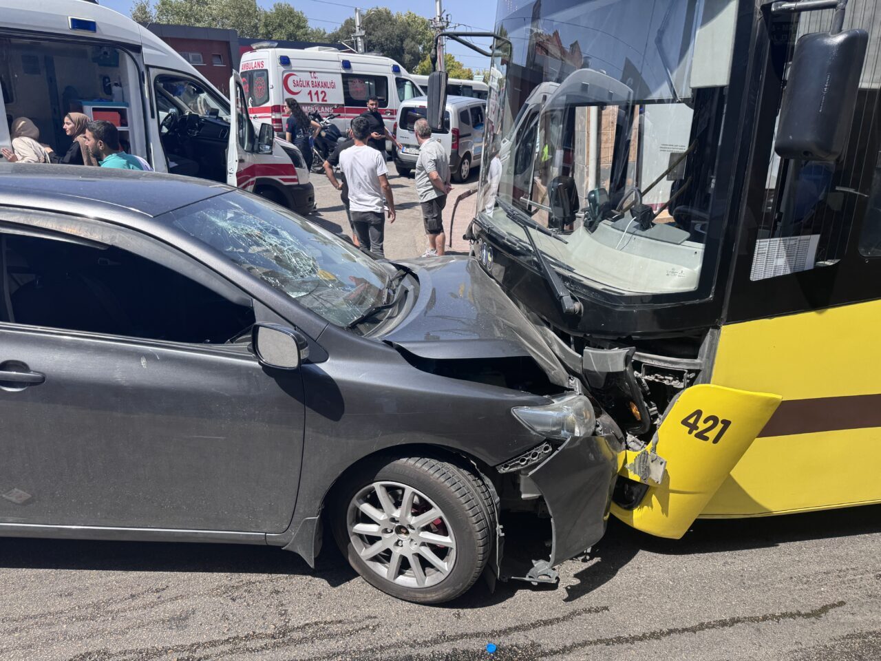 Bursa'da belediye otobüsü ile otomobilin çarpıştığı kazada 6 kişi yaralandı.