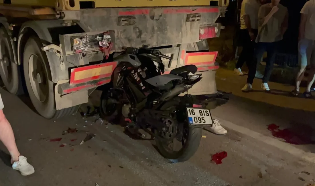 Bursa’nın Yıldırım ilçesinde kontrolden çıkan motosiklet, park halindeki TIR'n dorsesine