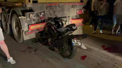 Bursa’nın Yıldırım ilçesinde kontrolden çıkan motosiklet, park halindeki TIR'n dorsesine